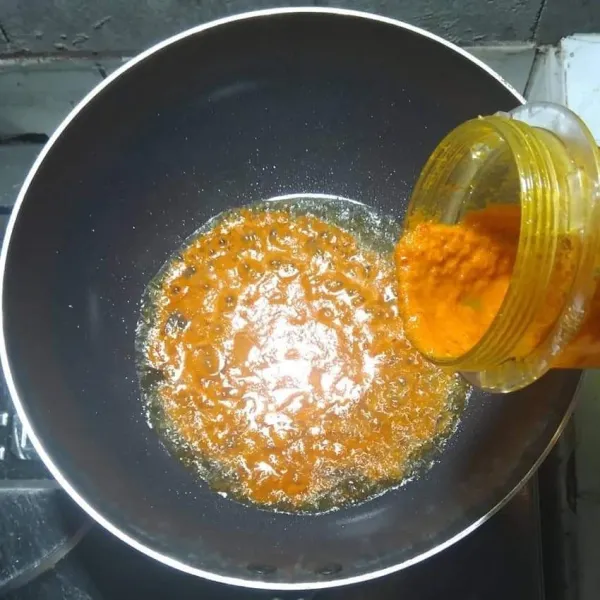 Panaskan minyak, tumis bumbu halus sampai harum.
