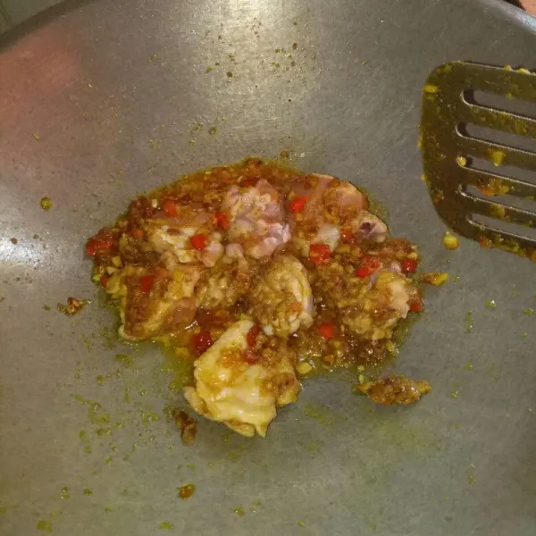 Masukkan ayam. Aduk rata sampai ayam setengah matang atau sampai berubah warna.
