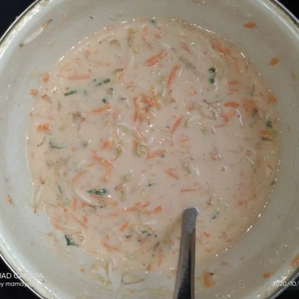 Lalu tambahkan air secukupnya sampai adonan encer