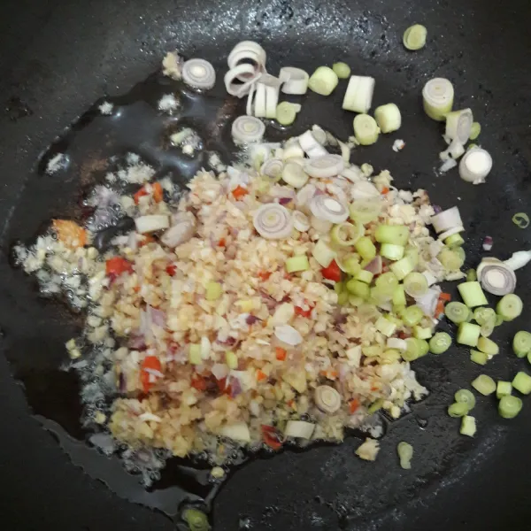 Tumis bumbu rajang sampai beraroma harum.