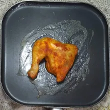 Panaskan teflon anti lengket. Olesi dengan margarin lalu bakar ayam.