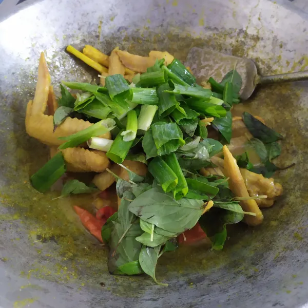 Masukkan kemangi dan daun bawang. Oseng lagi hingga merata. Tambahkan garam, kaldu bubuk dan gula pasir. Oseng biarkan hingga matang. Cek rasa dan sajikan.