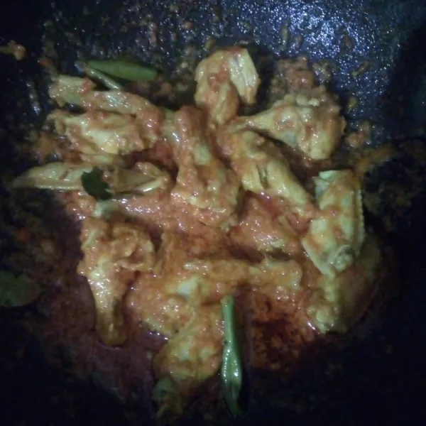 Masukkan sayap ayam, aduk rata.