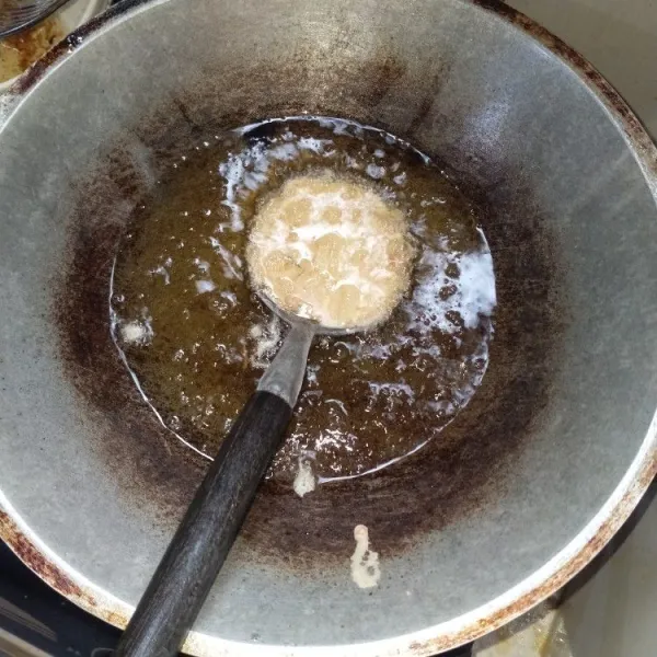 Tunggu minyak panas lalu masukkan adonan ke cetakan. Goreng, tiriskan, dan siap disajikan.