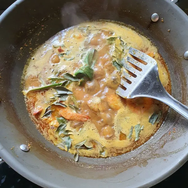 Tambahkan  santan cair, daun pandan, daun kari, garam, dan gula. Masak hingga matang. Koreksi rasa. Terakhir tambahkan potongan cabai hijau.