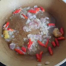 Panaskan minyak. Tumis bumbu halus, jahe geprek dan irisan cabai merah hingga harum. Jika ingin lebih pedas, jumlah cabai merah boleh ditambah.