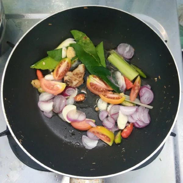 Kemudian tumis sampai harum dan layu.