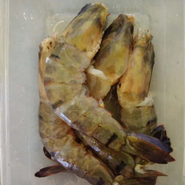 Bersihkan kotoran udang dari bagian kepala dan punggungnya. Gunting Kaki udang dan sungut udang. Kucuri jeruk nipis, diamkan 15 menit. Bilas kembali.