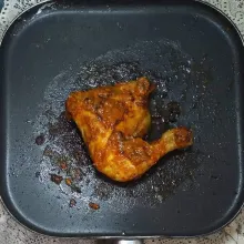 Bolak-balik sambil diolesi sisa bumbu ayam. Angkat dan sajikan.