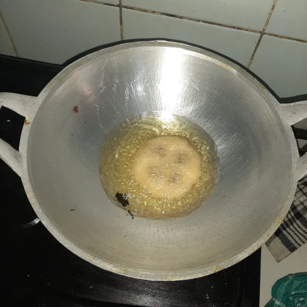 goreng dengan memastikan adonan terkena minyak semua karena kalau hanya menempel di wajan tanpa minyak, adonan akan lengket dan gagal.
