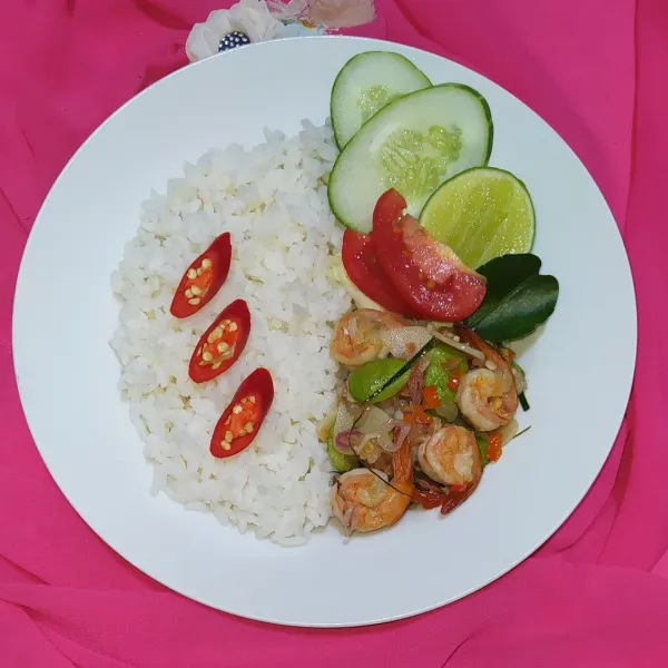 Sajikan bersama nasi hangat dan garnish sesuai selera.