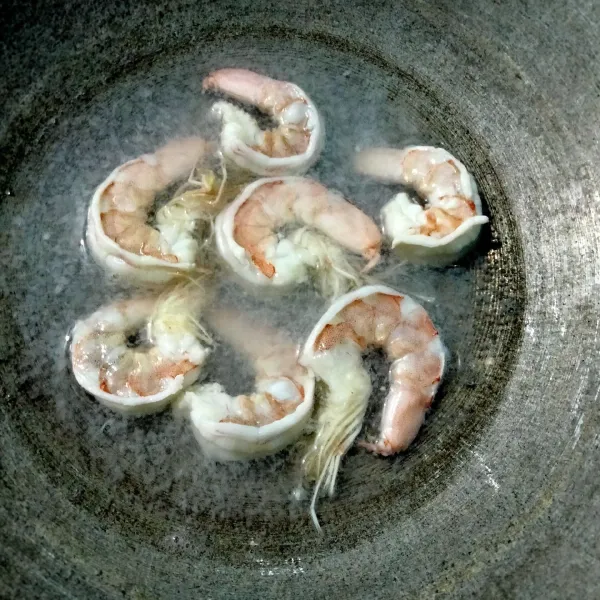 Kupas dan cuci bersih udang beri perasan air jeruk, rebus air sampai mendidih tambahkan garam rebus udang sampai berubah warna, angkat.