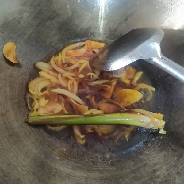 Masukkan bumbu halus dan serai, masak sampai harum.