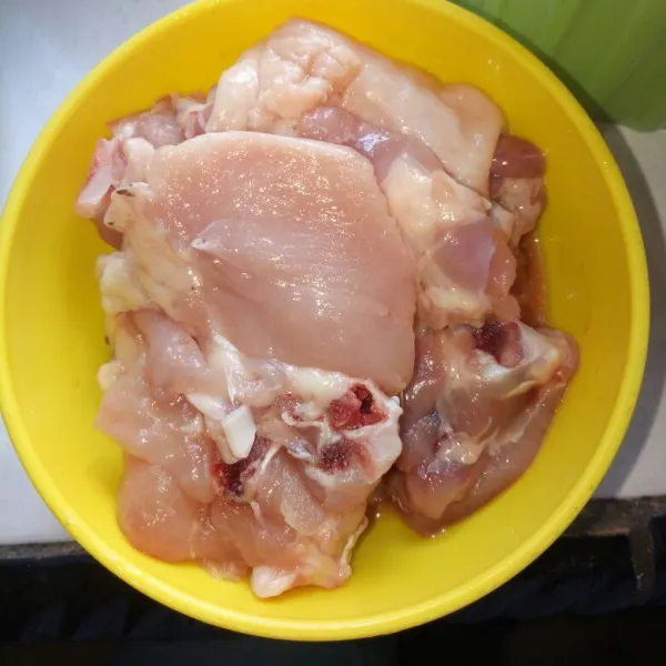 Cuci bersih ayam, potong menjadi beberapa bagian.