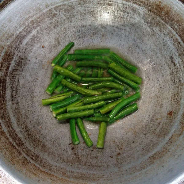 Potong-potong kacang panjang. Kemudian goreng sampai matang. Angkat dan tiriskan.
