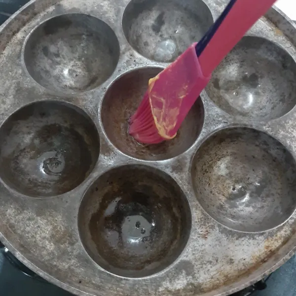Panaskan cetakan kue lumpur/ cubit. Poles dengan margarin.