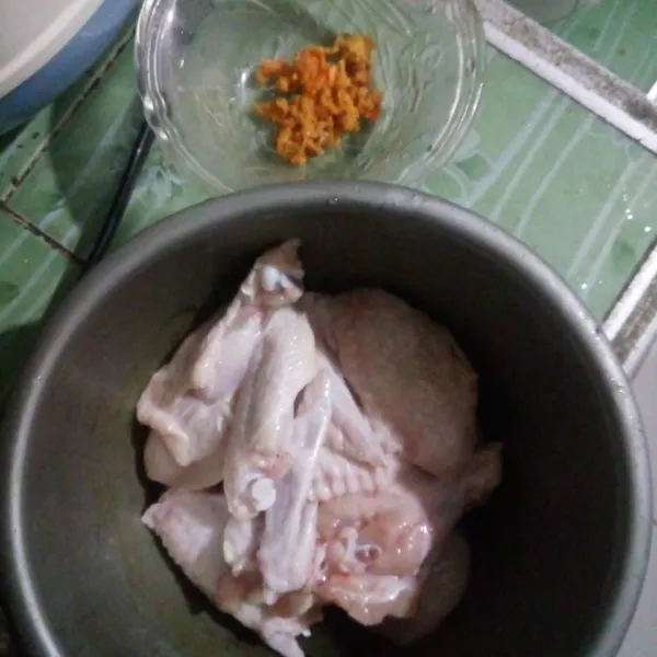 Untuk memasak ayam woku resep ala Chef Yummy pertama-tama adalah cuci bersih sayap ayam, potong menjadi 2 bagian. Lalu haluskan kunyit.
