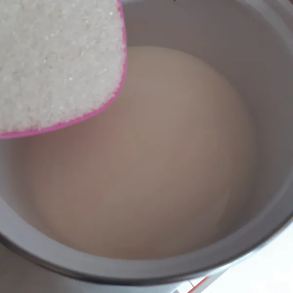 Masak air kelapa, susu dan gula sampai mendidih