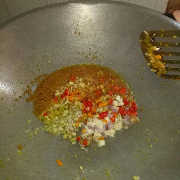 Siapkan pan dan panaskan minyak. Tumis bumbu iris dan bumbu halus sampai harum dan benar-benar matang.