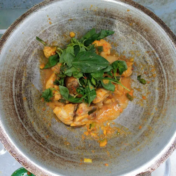 Masukkan kemangi. Aduk rata. Angkat dan sajikan.