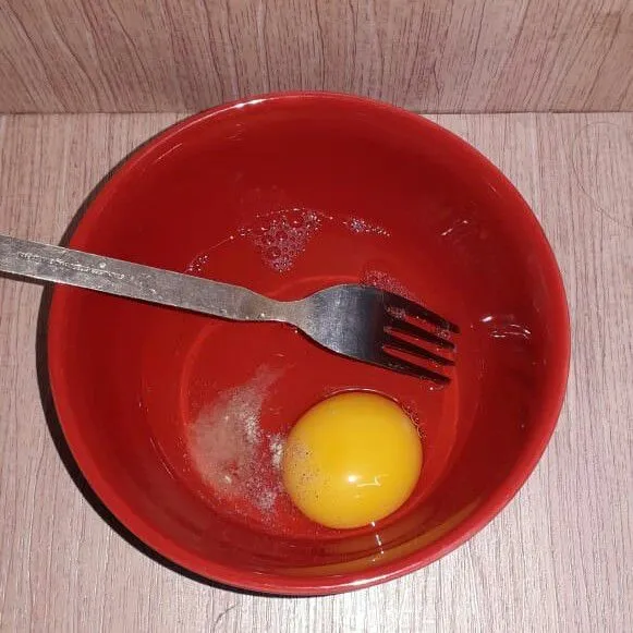 Pecahkan telur dan tambahkan penyedap.