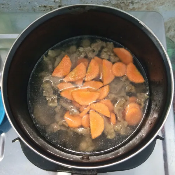 Rebus daging sapi sampai empuk. Kemudian masukan wortel. Rebus sampai wortel empuk.
