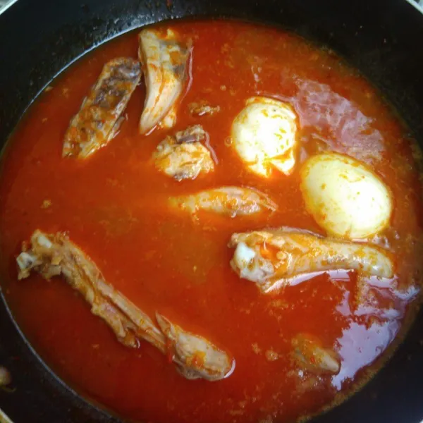 Masukan telur dan ayam, aduk hingga rata. Masak hingga bumbu meresap (telur agak kemerahan karena bumbu). Koreksi rasa (mani dan sedikit sekali rasa asam).