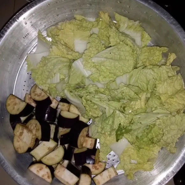 Cuci sayuran kemudian potong - potong.