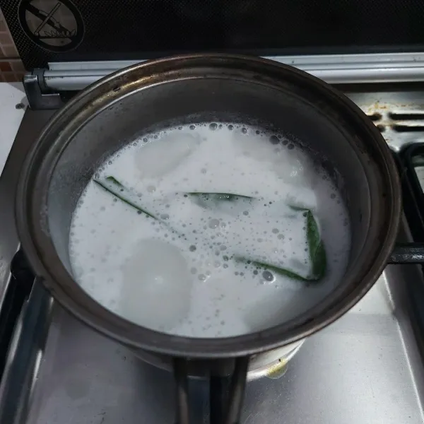 Santan : Campur semua bahan jadi satu sambil diaduk, masak hingga menididih dan mengental.