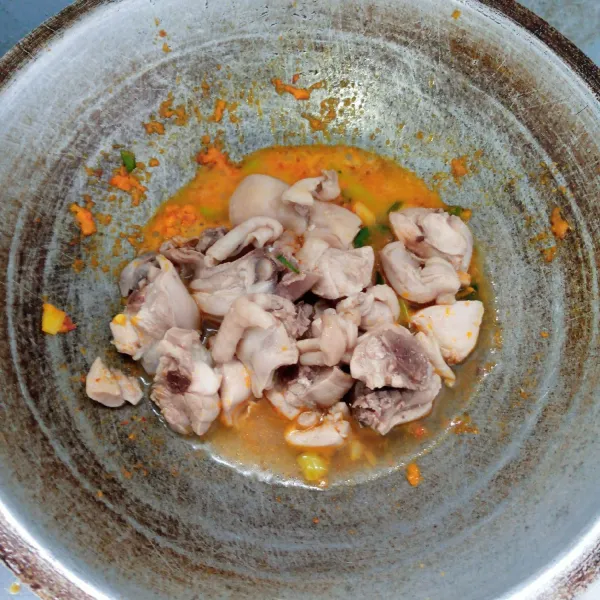 Masukkan ayam dan air. Aduk rata. Masak sampai bumbu meresap dan kuah menyusut.
