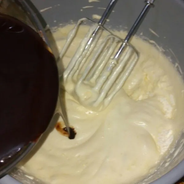 Masukan campuran margarin dan cokelat leleh