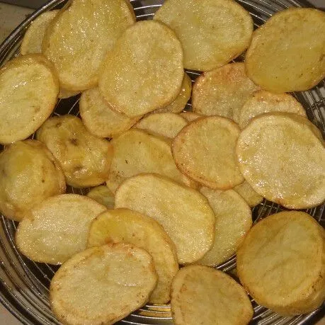 Goreng kentang sampai matang dan empuk