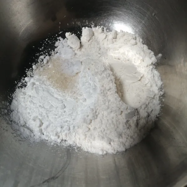Dalam wadah campur tepung terigu, maizena, gula garam, dan baking powder.