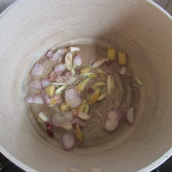 Panaskan minyak. Tumis bawang merah, bawang putih, jahe dan serai hingga harum.