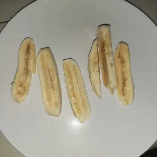 Potong pisang kepok jadi 6 bagian.