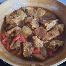 Masak terus hingga daging matang, bumbu meresap dan kuah surut.