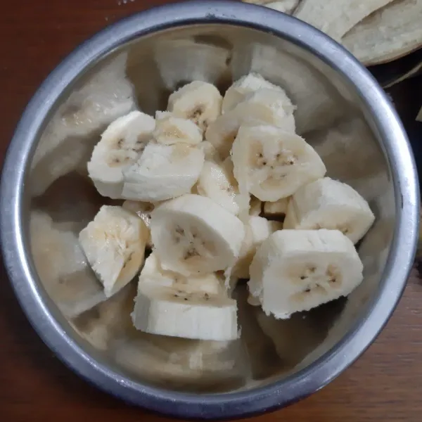 Potong-potong pisang kepoknya atau boleh juga dihaluskan menggunakan garpu.