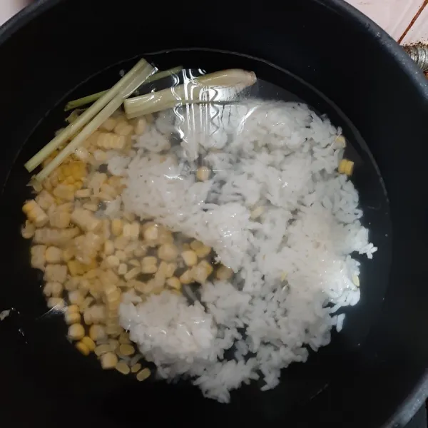 Letakkan nasi, jagung dan serai pada panci. Beri 1000 ml air. Masak hingga nasi menjadi bubur. Gunakan api kecil.
