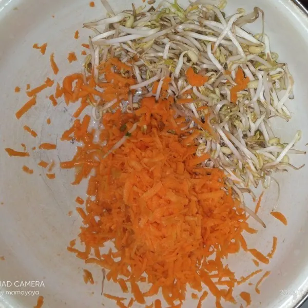 Cuci bersih wortel dan tauge. Parut wortel dengan parutan keju yang besar.