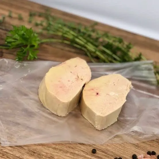 Taburi dengan garam, merica, dan bubuk bawang putih. Masak foie gras di api sedang, 1 menit per sisi hingga cokelat ke-emas-an.  Lalu istirahatkan selama 3 menit.