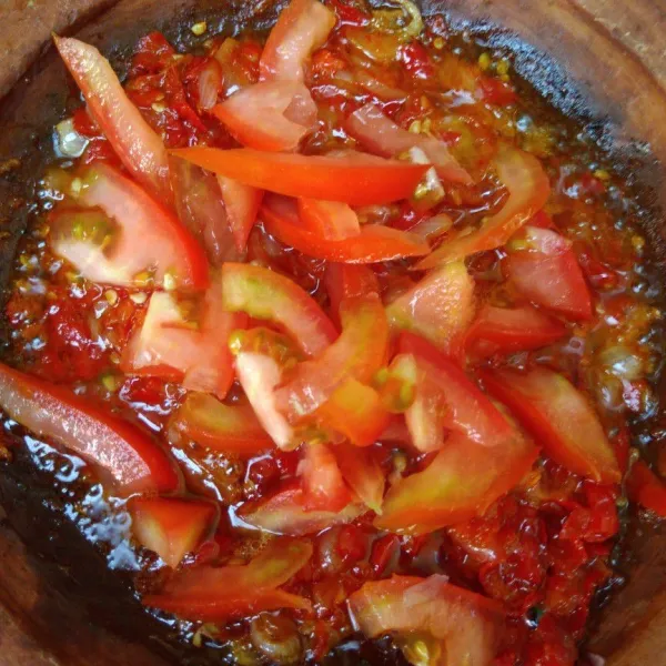 Masukkan irisan tomat, aduk rata. Tambahkan garam, koreksi rasa.