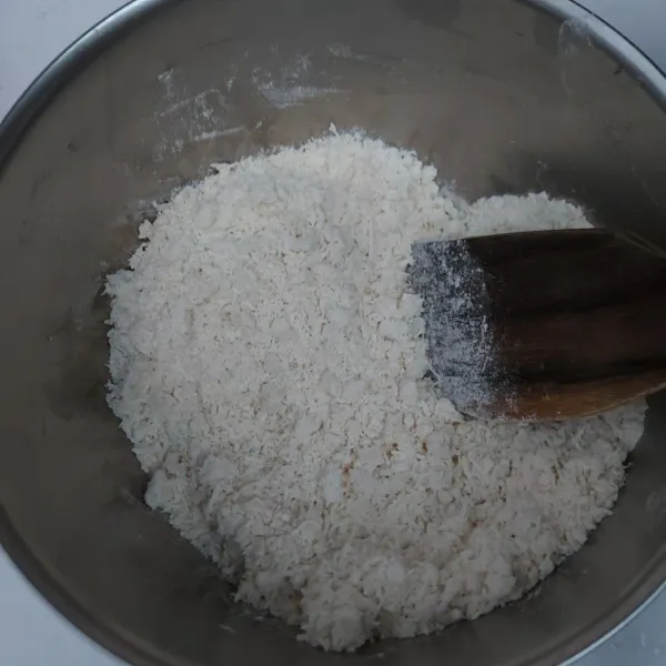 Campur terigu, kelapa parut, gula pasie, garam dan vanili, aduk hingga adonan tercampur rata.