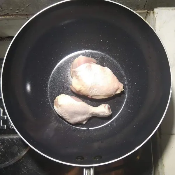 Masukkan daging ayam ke dalam panci.
