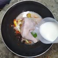 Masukkan santan, tambahkan gula merah dan garam.