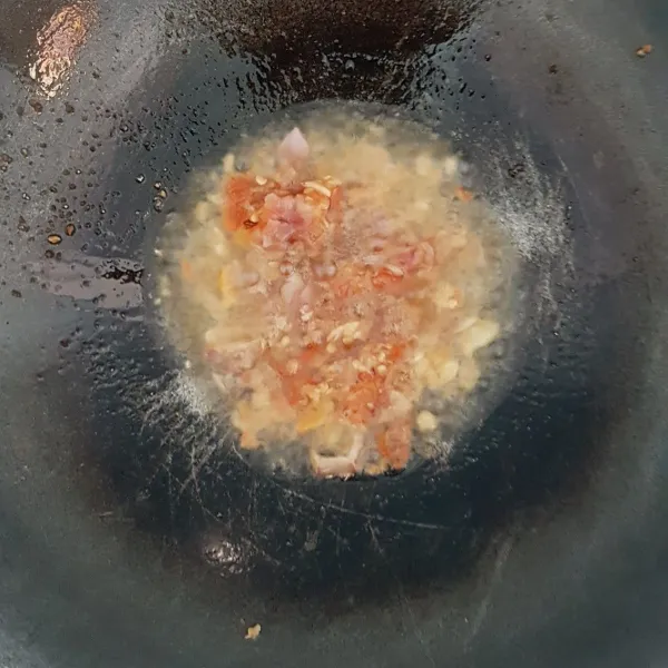 Tumis bumbu dalam minyak yang sudah dipanaskan.