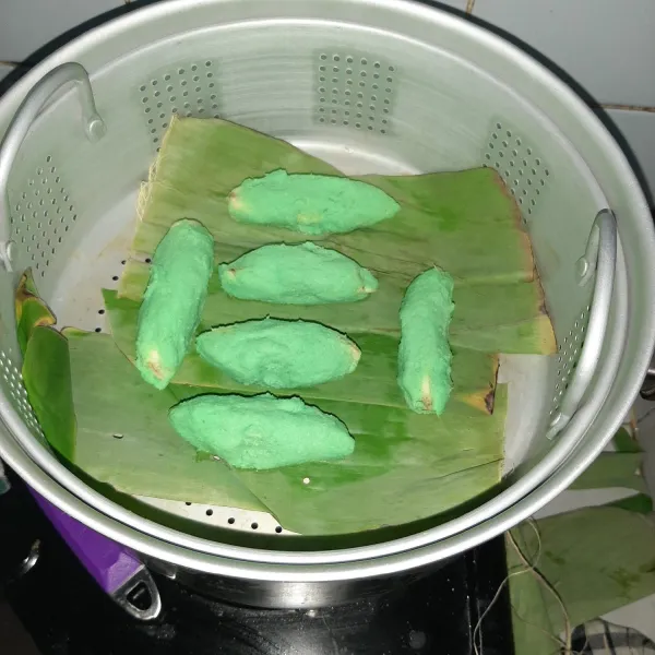 Kukus dengan dialasi daun pisang agar tidak lengket saat sudah matang.