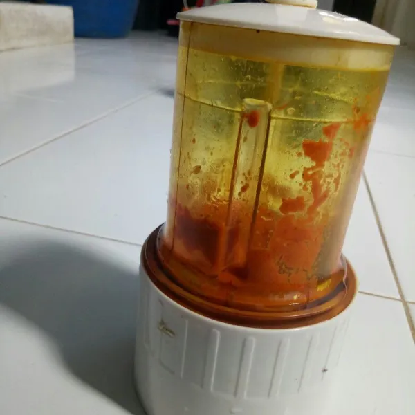 Blender jahe, terasi, bawang merah, bawang putih, kemiri, kecap, garam, gula, minyak, tomat, dan koreksi rasa.