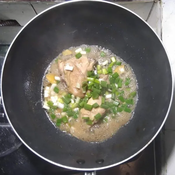 Aduk-aduk dan masak sampai daging ayam empuk. Tambahkan daun bawang. Angkat dan sajikan.
