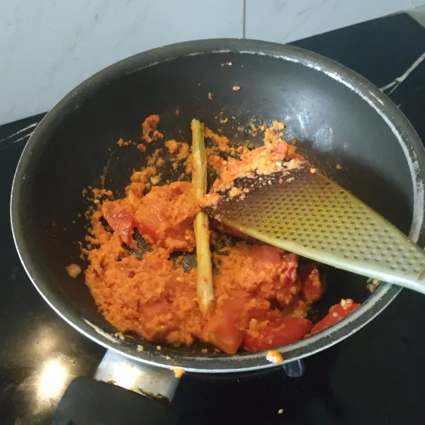 Lelehkan mentega. Tumis bumbu halus, tomat dan serai hingga wangi.
