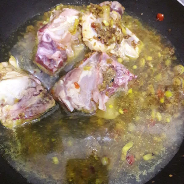 Beri air dan juga bumbu seasoning.
